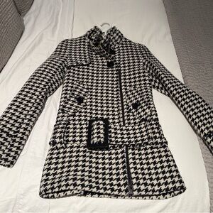 Gorgeous houndstooth coat